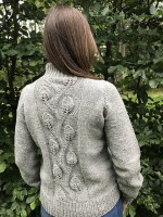 Пуловер с листьями. Вид сзади