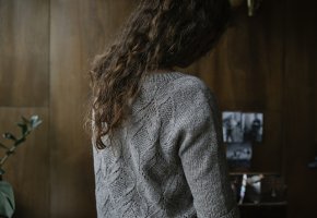 Пуловер Poet, связанный спицами. Вид сзади