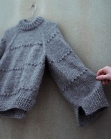 Вязаный оверсайз пуловер спицами