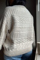 Вязаный пуловер с разными узорами