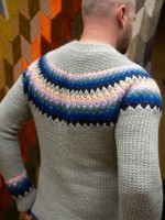 Вязаный спицами пуловер с цветной кокеткой