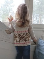 Вязаный спицами детский пуловер с лошадками