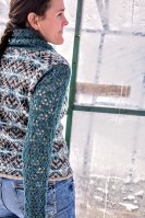 Вязаный свитер спицами с ажурными рукавами