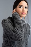 Вязаный крючком женский пуловер
