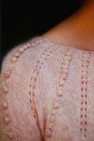 Женский пуловер с шишечками