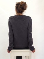 Вязаный спицами пуловер с описанием