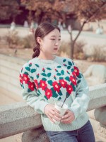 Вязаный спицами пуловер с большими цветами