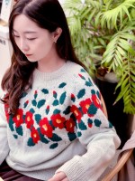 Вязаный спицами пуловер с большими цветами