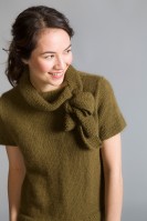 Женственный пуловер, связанный чулочной вязкой 