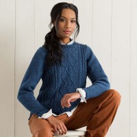 Прямой пуловер синего цвета, связанный спицами
