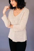 Пуловер с закругленной кромкой низа, связанный спицами