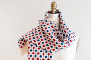 Длинный шарф, связанный в лучших традициях известных дизайнеров