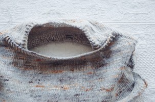 Горловина лодочкой пуловера, связанного чулочной вязкой