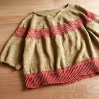 Пуловер с круглой кокеткой, украшенный контрастными полосками