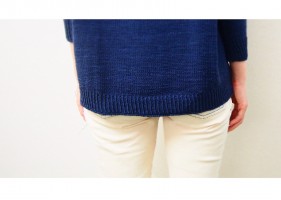 Удлиненная нижняя кромка пуловера, связанного спицами