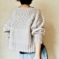 Спина свободного пуловера, связанного спицами