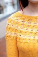 Пуловер спицами с узором из перекрещенных вытянутых петель
