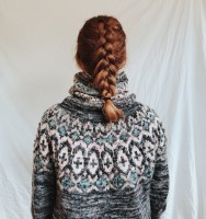 Пуловер с круглой кокеткой, связанный спицами одной деталью