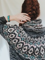 Удлиненный пуловер с круглой кокеткой и рукавами три четверти