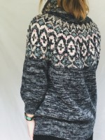 Пуловер, связанный из вручную окрашенной нити спицами