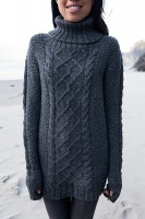 Удлиненный пуловер с узором из кос по переду