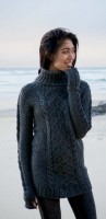 Пуловер с удлиненным рукавом, украшенным узором с косами