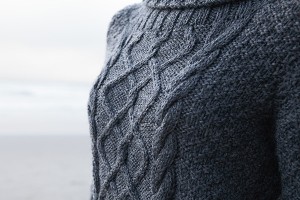 Узор с косами, украшающий удлиненный пуловер