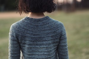 Прямой пуловер, связанный по кругу с ростком