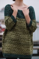 Женственный свитер, связанный резинкой и узором из снятых петель