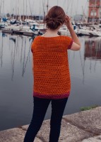 Женский пуловер прямого кроя, связанный спицами снизу вверх