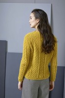 Пуловер спицами, связанный отдельными деталями