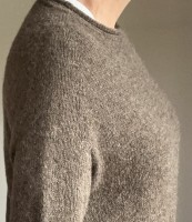 Простой повседневный пуловер спицами