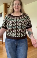 Женственный пуловер спицами
