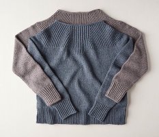 Пуловер с кокеткой сверху спицами