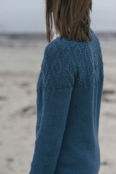 Пуловер с круглой кокеткой со схемами