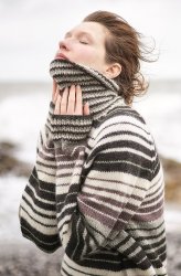 Полосатый свитер спицами зима 2016/2017 с описанием