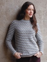 Женский пуловер спицами вязаный из твидовой пряжи