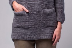 Женский пуловера спицами с удобными карманами спереди
