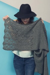 Сохраним интерес к вязанию шарфа шали, добавив простой ажур