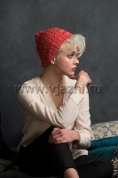 Дизайнерская шапка спицами для женщин, модель с описанием и схемой