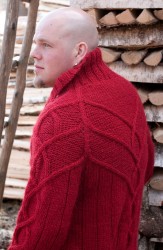 Мужской пуловер с косами в области плеч подчеркивает мускулатуру
