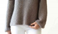 Женский пуловер с небольшой линией А силуэта задуман как игра текстур и петель.