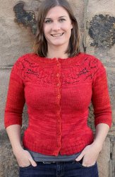 Вязание спицами для женщин кардигана с круглой кокеткой с описанием от Эмилли Вессел