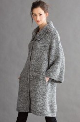 Вязаное спицами женское пальто реглан