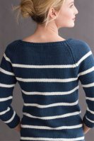 Женский пуловер Бретон, вязанный спицами в сине белой гамме