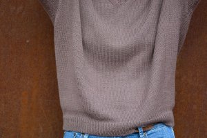 Пуловер с вертикальными вытачками