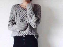 Пуловер с глубоким вырезом