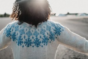 Пуловер с красивым узором