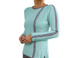 Пуловер с вертикальными полосками