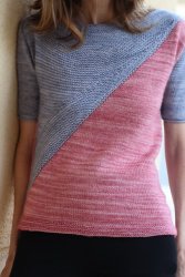 Двухцветный летний пуловер спицами без швов